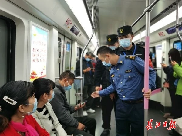 在武汉地铁上老人因争执打人后又被众人推出车厢众殴值不值得同情（武汉地铁2号加大车厢）